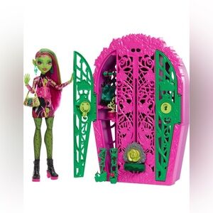 Monster High 10.5" Skulltimate Secrets Garden Mysteries Playset.